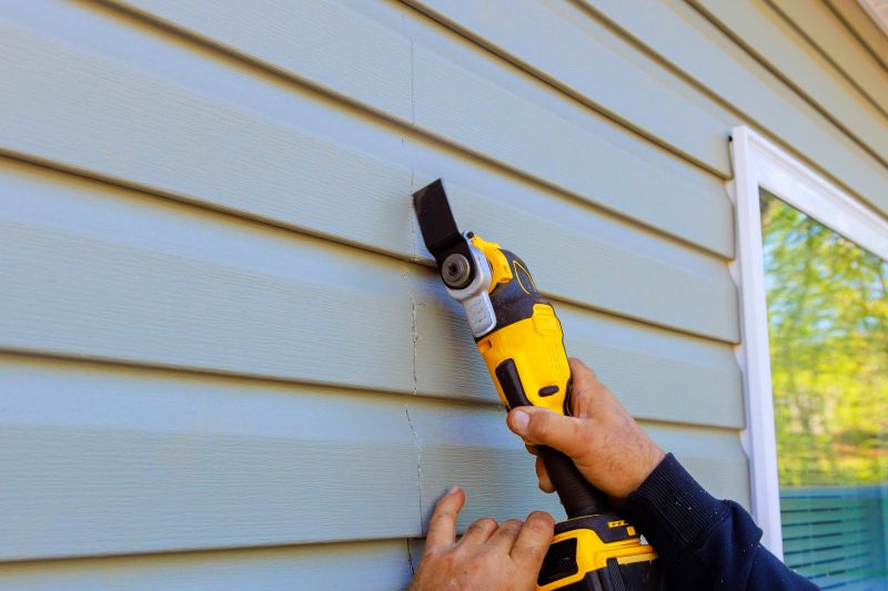 Vinyl Siding Repair Professional Image 1